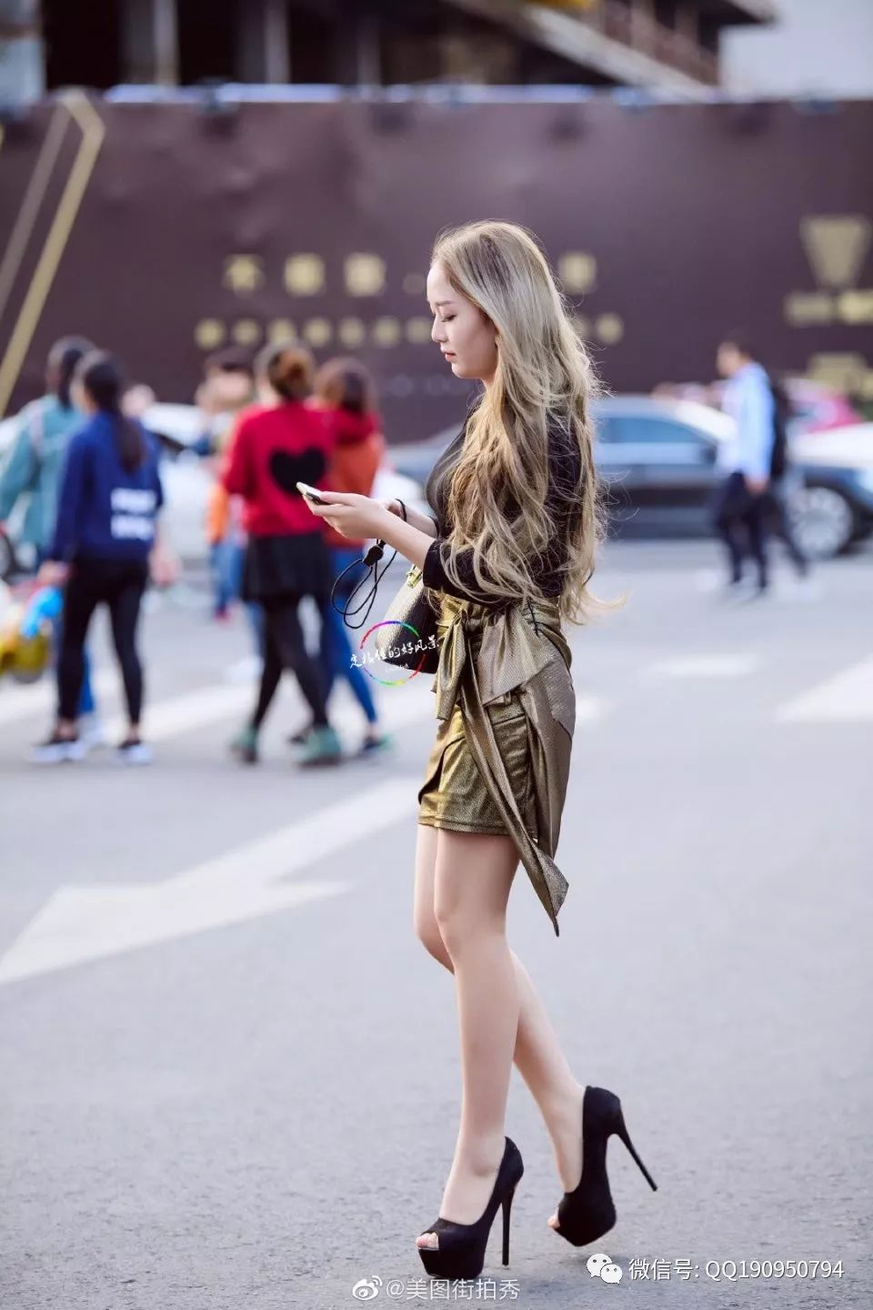 街拍:足尖上的小心机,别致的恨天高即将刷屏你的夏天