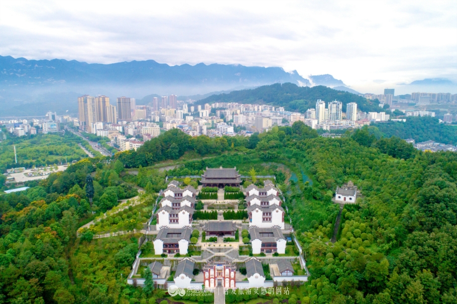 秭归新县城与凤凰山屈原祠(图源:屈原故里)