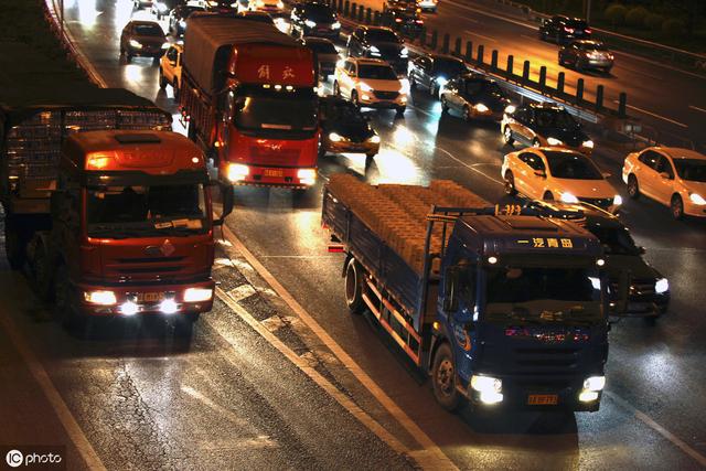 南昌朝阳新城出行环境差 货车扎堆制造拥堵和隐患