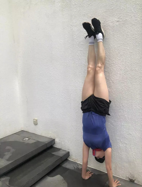 54岁刘嘉玲秀高难度倒立,双腿又细又长太亮眼