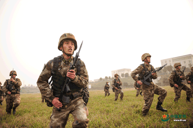 装备95-1式步枪的解放军之前咱们就新中国建立以来装备陆军步兵的全部