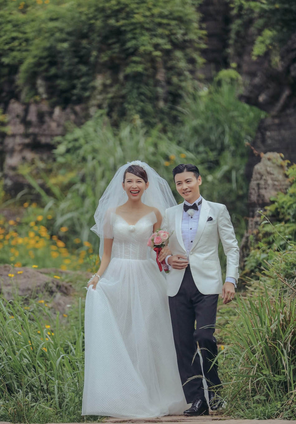 四对明星夫妻晒结婚照:张晋力气大,张伦硕很浪漫,杨烁笑掉牙