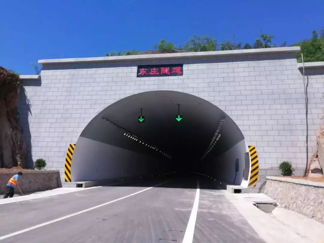 东庄隧道新修的道路为双向四车道,路面平坦,视野开阔,向西行进时两侧