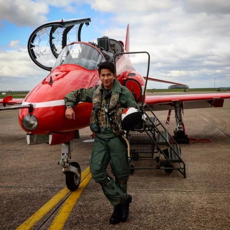 在44周的军事训练中,它不仅出色完成所有的演练,甚至还晋升为中尉军衔