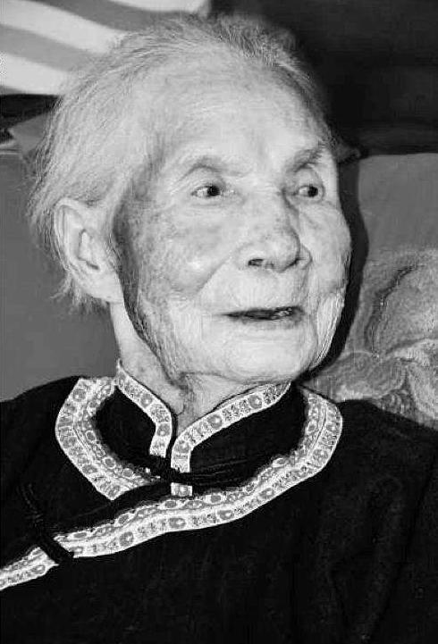 跨越三个世纪的寿星40岁斗地主80岁学抽烟120岁仍健在