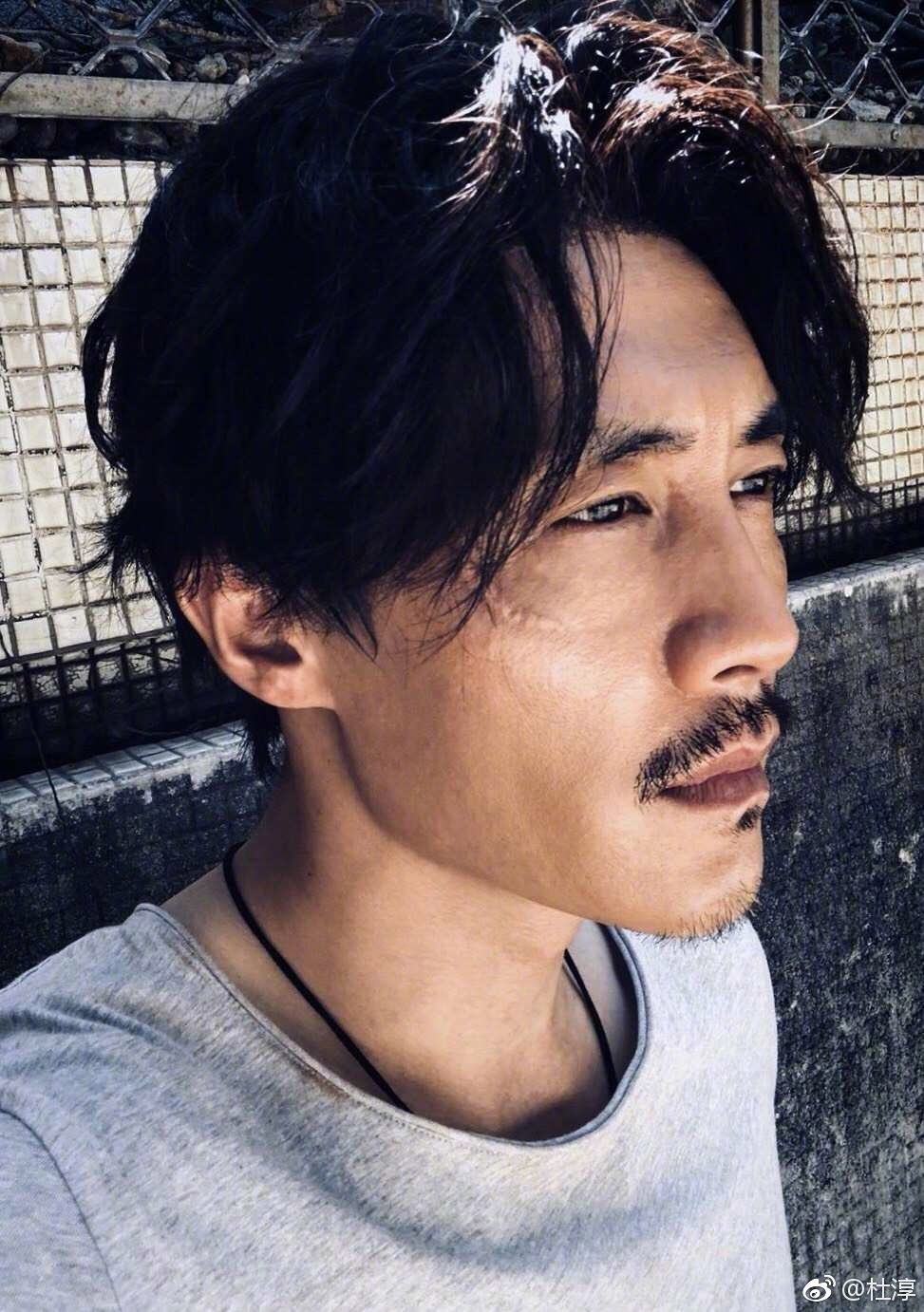 这是在2018年3月8日后,杜淳为自己寻得的新定位新形象.