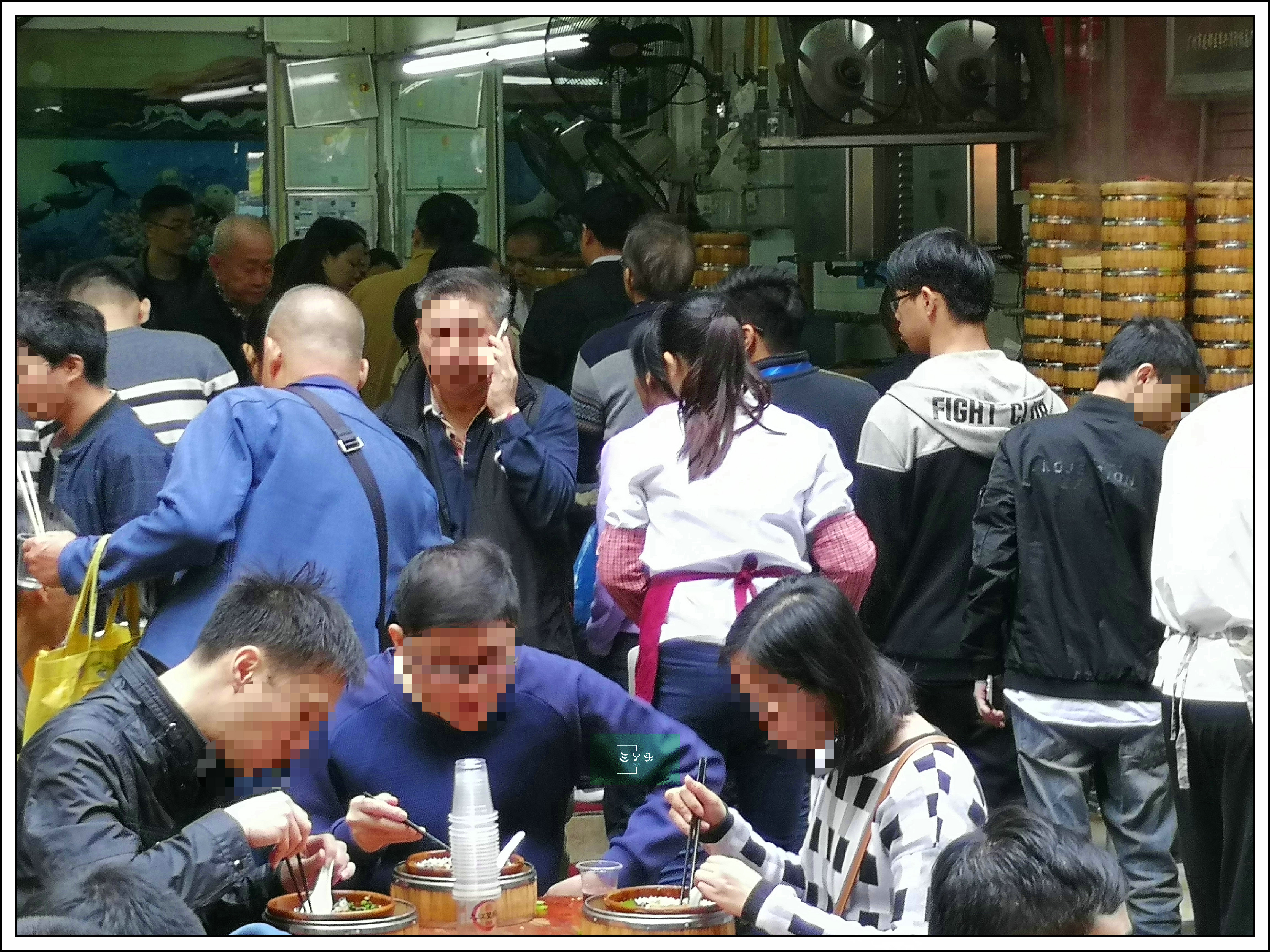 广州"最火爆"路边美食店之一,天天排队,为一份笼子"钵仔饭"