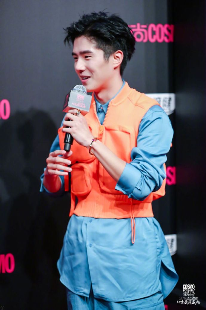 刘昊然太大胆!穿一身救生衣走红毯,网友:太可爱了