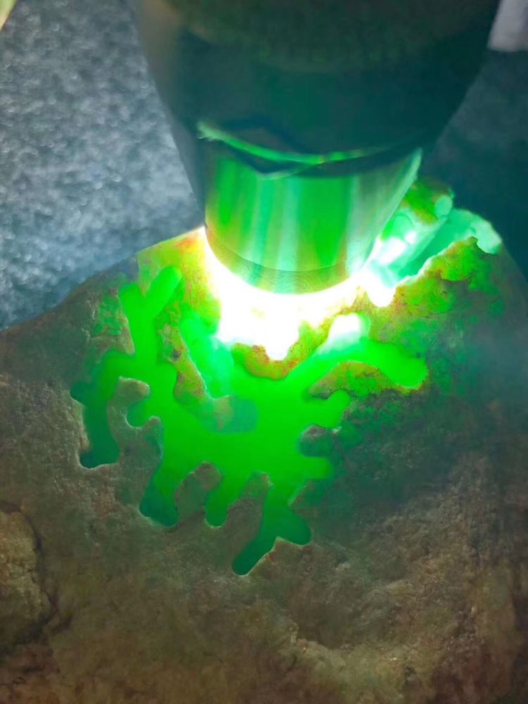 收藏级别帝王绿翡翠原石,切一个少一个要珍惜