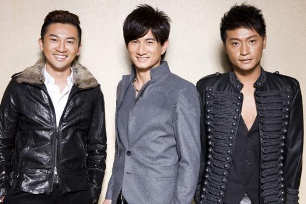 曾因一首《蝴蝶飞呀》爆红,如今他却成为小虎队成员