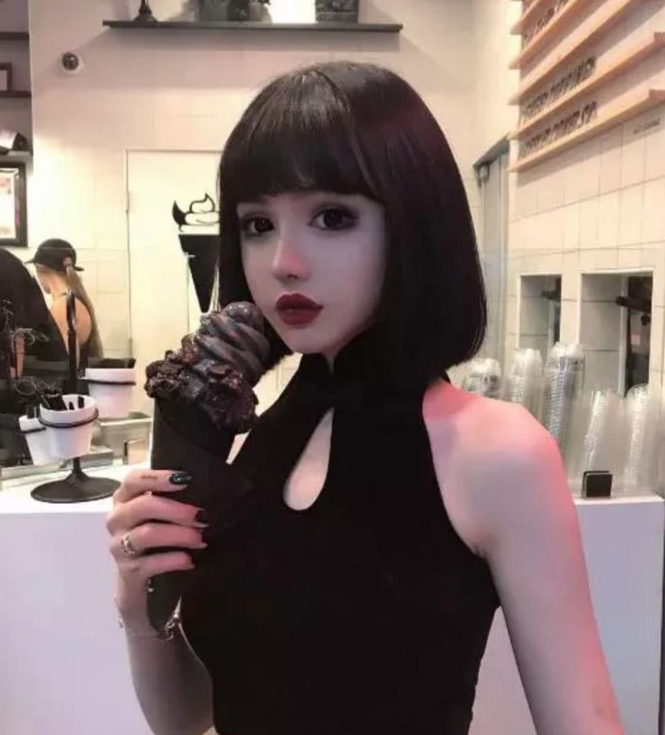 一张东方人的脸顶着浓浓的暗黑系妆容,所以大家还叫她"东方芭比娃娃"