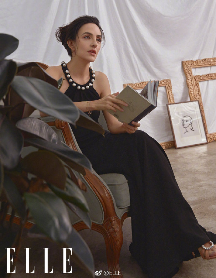 换了一条性感的长裙,一下又变得女人味十足.