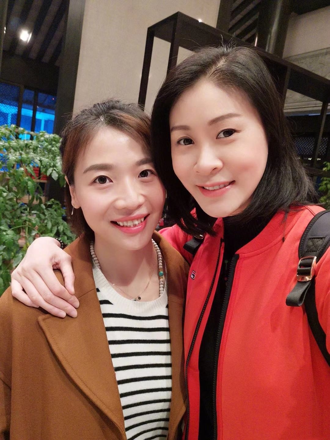 中国女排功勋教练陈忠和近照,合影魏秋月,赵蕊蕊,61岁气色好