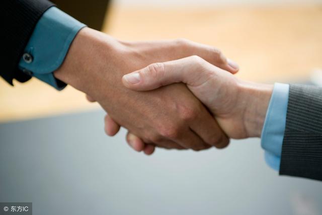 当你伸出手要去和他握手时,他却在迟疑,当你收回手的时候,他又觉得