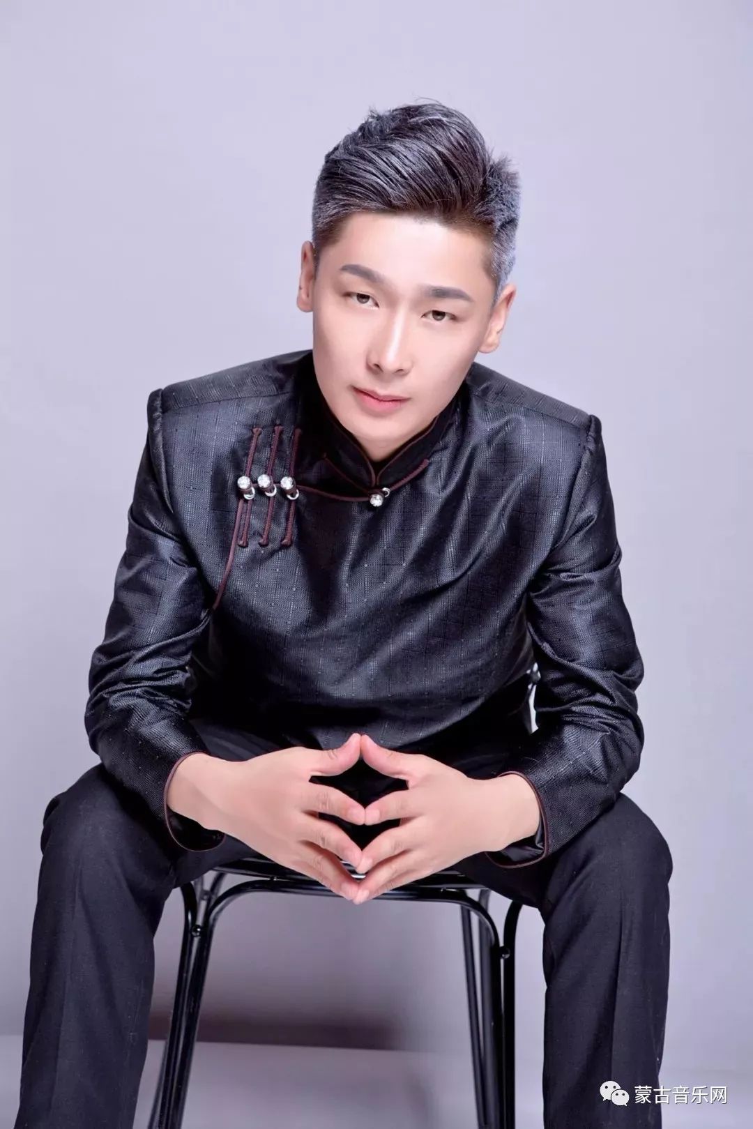 新疆少数民族男歌手图片