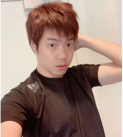 黄毅清微博晒与女儿亲密照网友劝他善良一些别让你女儿蒙羞了