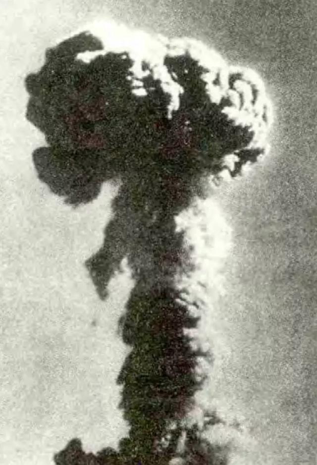 中国首枚核弹起爆之际,一群马匪闯入爆心偷东西被抓__凤凰网