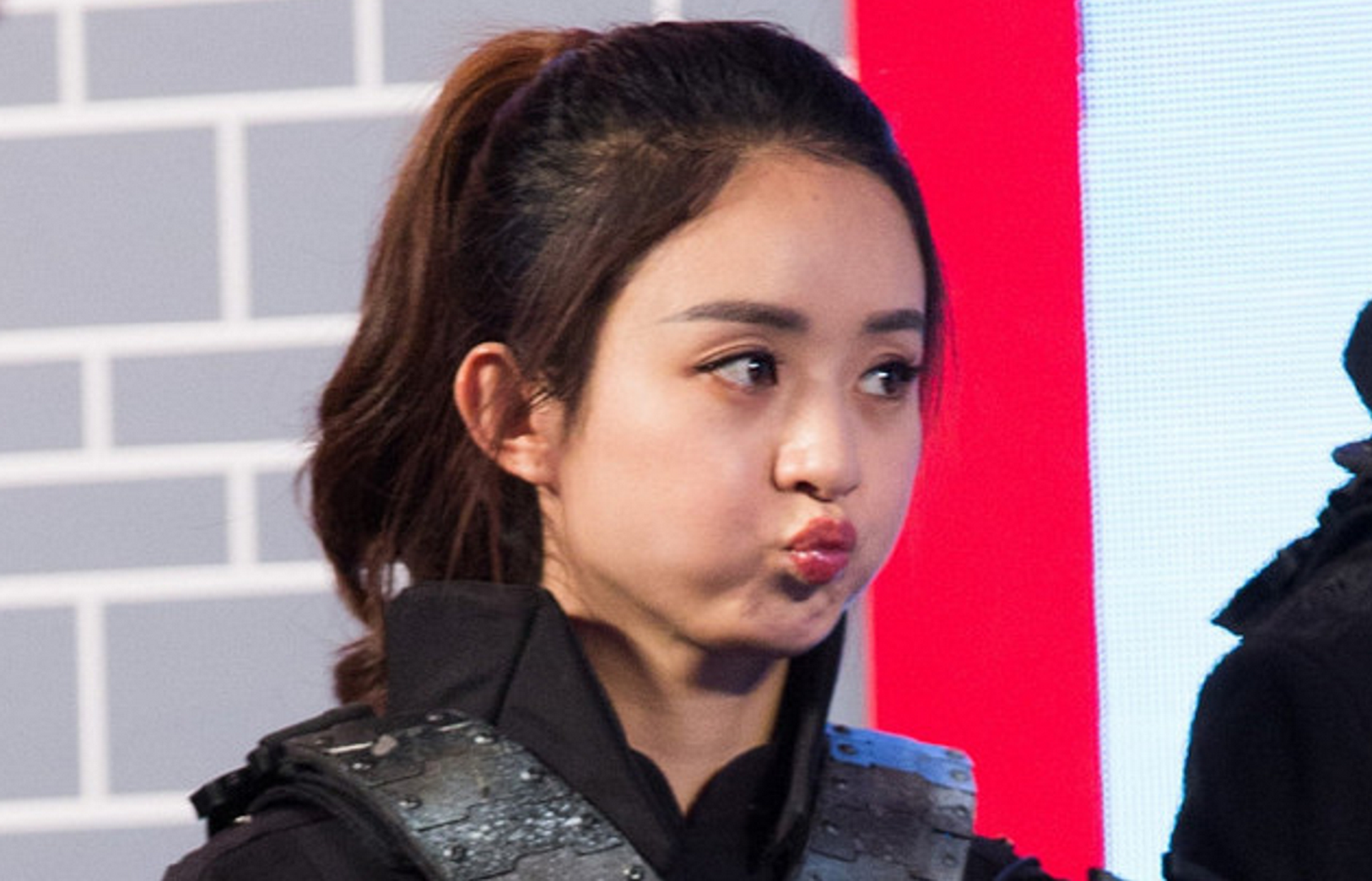 明星嘟嘴你最爱谁?赵丽颖萌,热巴美,网友:那谁你嘟过头了!__凤凰网