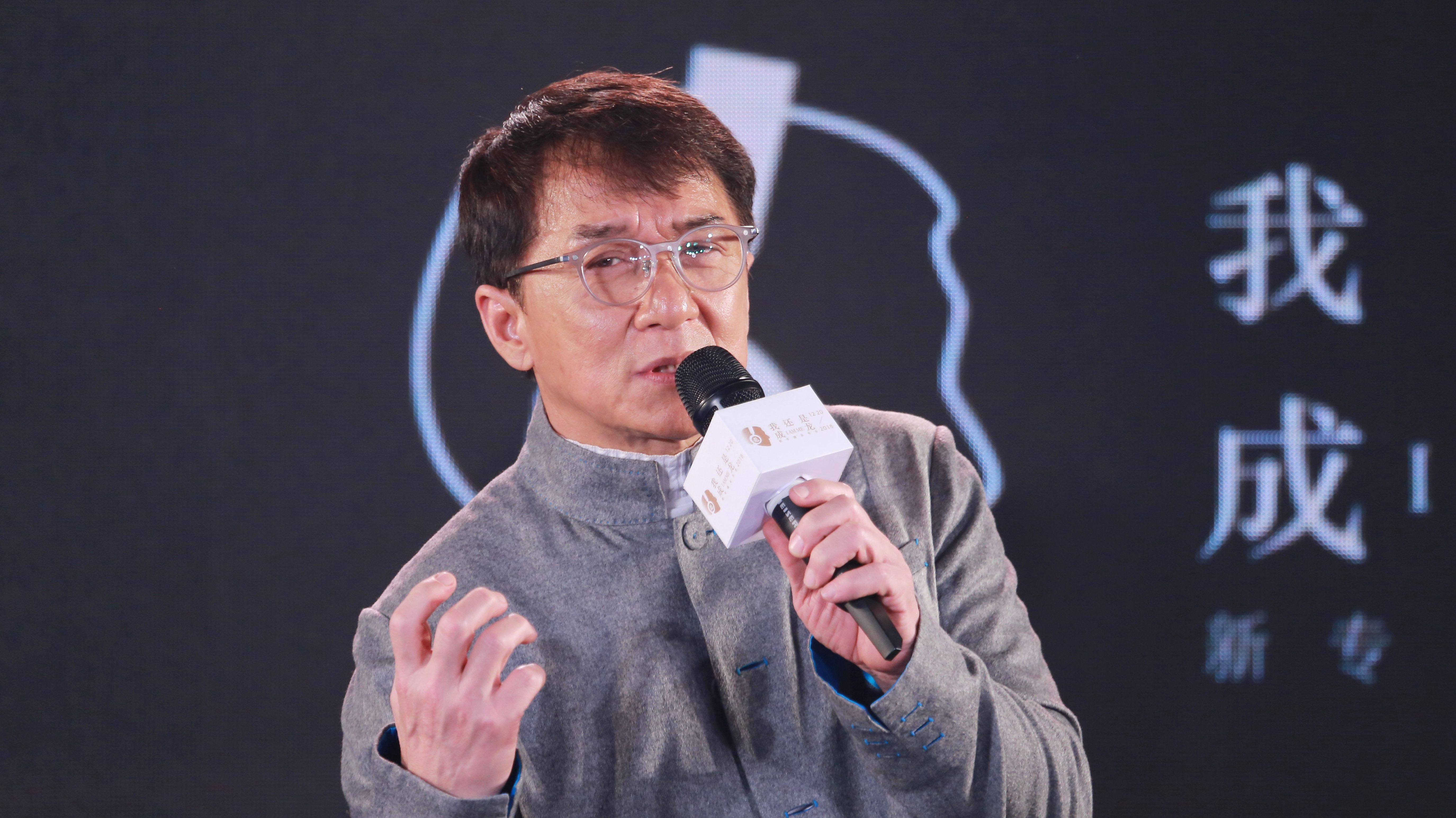 不过这个专访整整等了一年半,到采访那一天连成龙都在感叹,"怎么会等