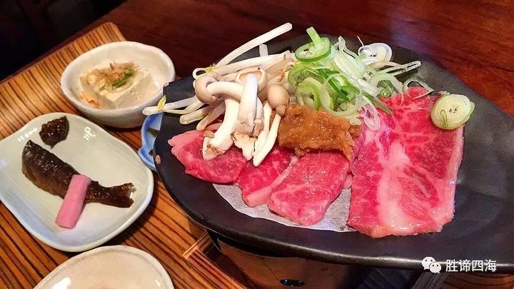 尝试稀少的熊肉料理,和陌生人在围炉边谈笑风生,在世界文化遗产中入睡