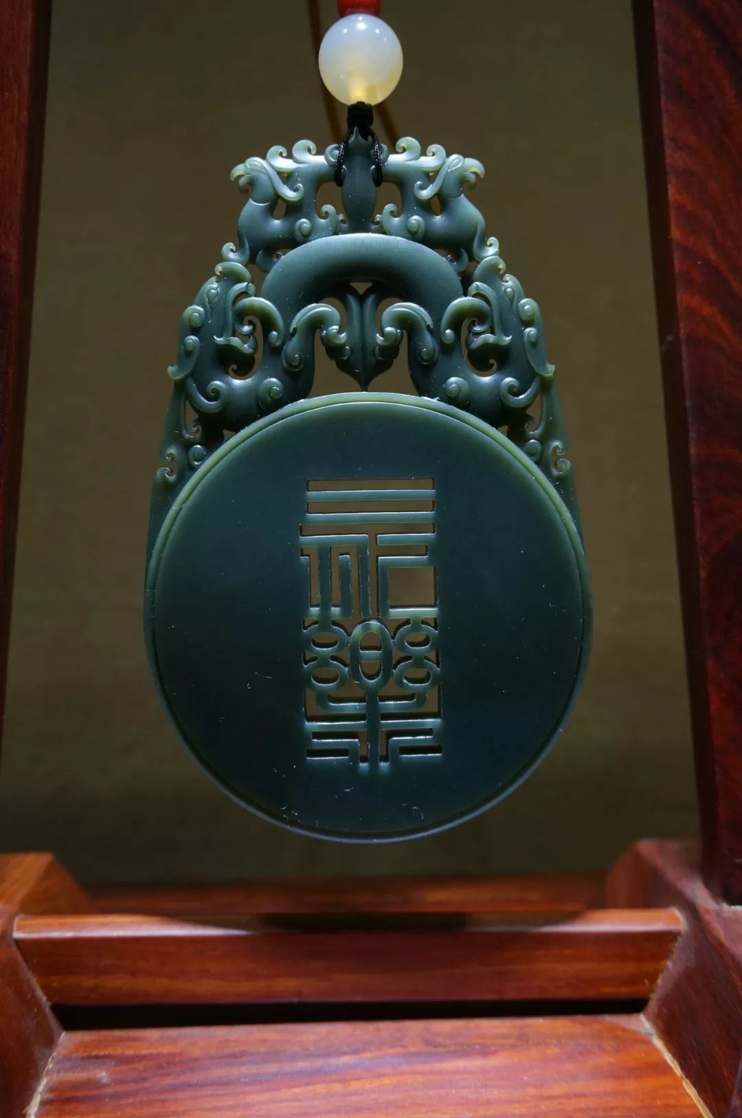 所以这里有玉器桥玉器庙之称苏州玉雕以小件为主,多为瓶炉人物花卉