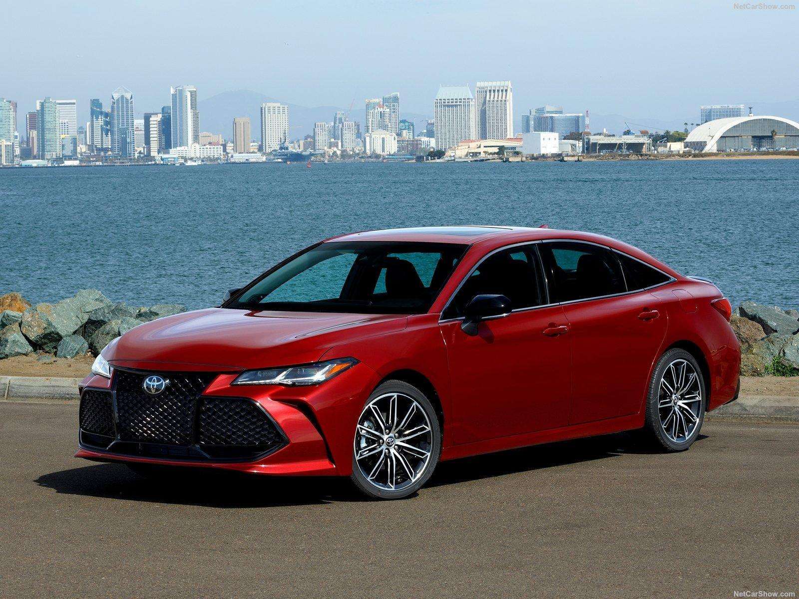 实拍新一代皇冠rs版长成这样还敢称是丰田旗舰