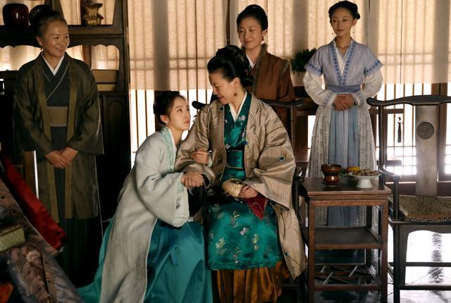 《知否》中的盛家五小姐,换上白色收腰蛋糕裙,笑容甜美似少女