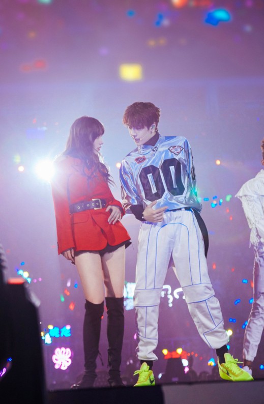 湖南跨年舞台上,王一博和程潇两位舞台王者打造的跨年限定舞台《fire