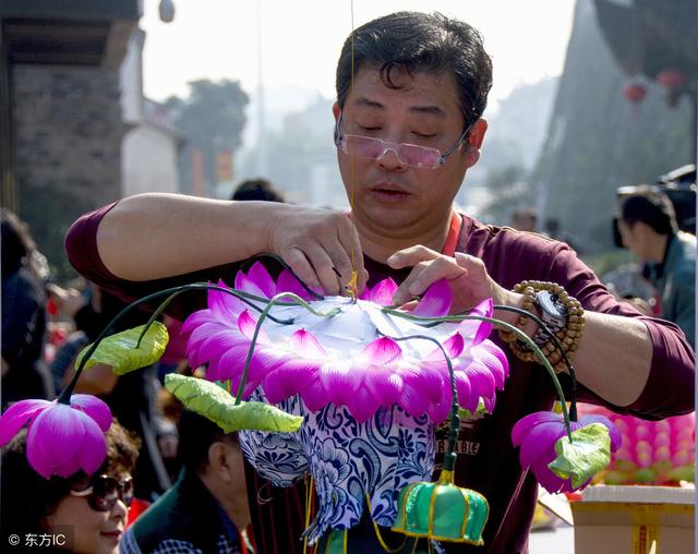 花瓶,火箭等 由一个或多哥圆桶或其他形状的桶组成的风筝,象宫灯,花瓶