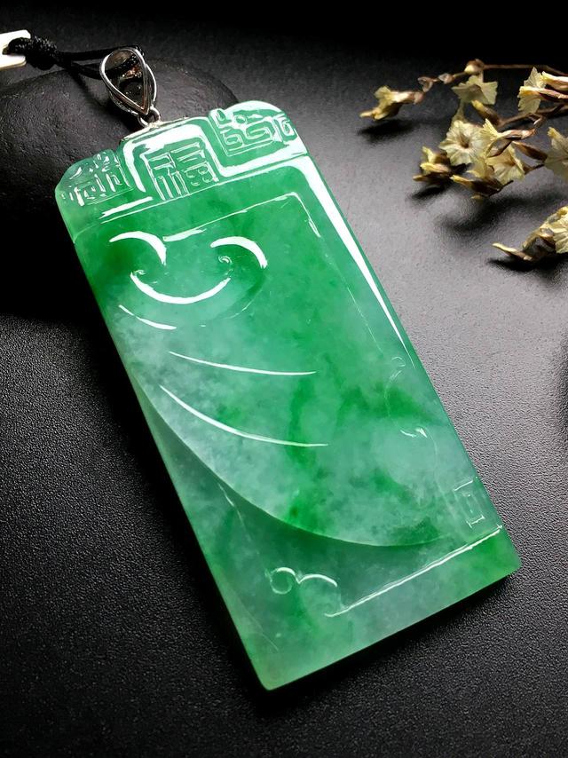无任何修饰的翡翠玉牌为何叫翡翠无事牌原来是这么回事