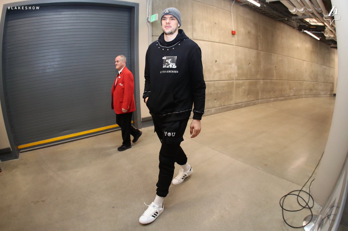 湖人众将抵达比赛场馆:库兹马身着黑色运动装入场