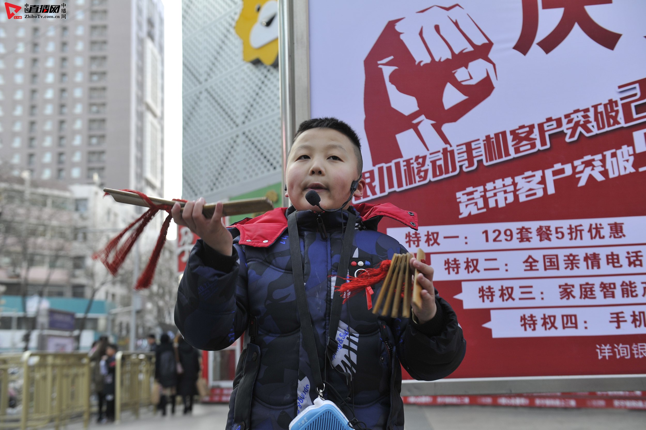 在银川市鼓楼步行街,9岁的刘宁波小朋友正在街头表演快板