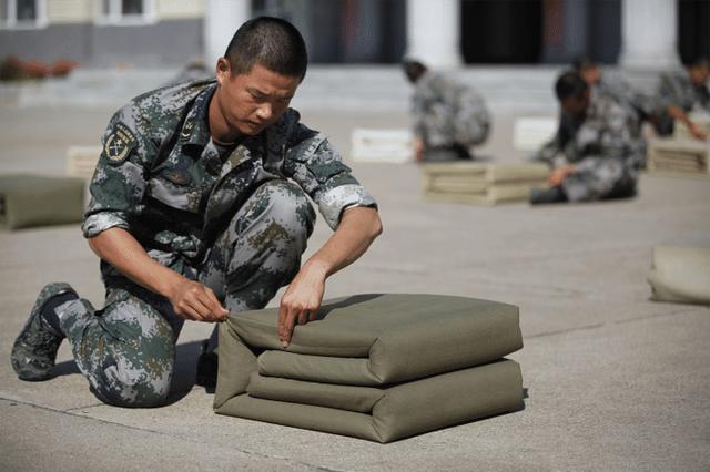 中国军人叠豆腐块,美国军人叠成四十五度角,印度的很"圆润"?