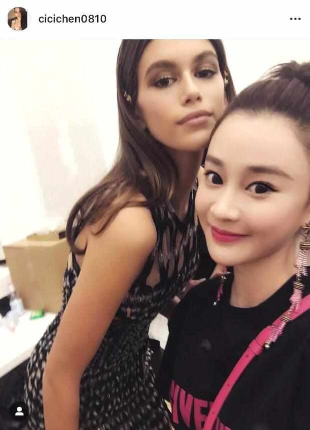 与超模辛迪&middot;克劳馥的女儿合影.