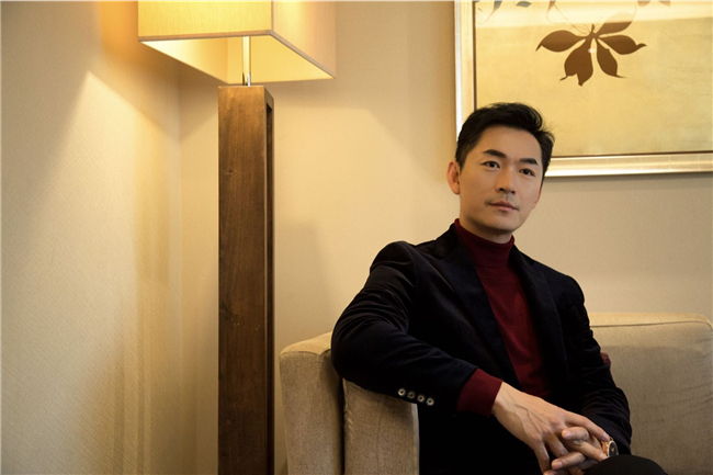 全新写真一如既往如的帅气英俊,朱泳腾照例又让不少粉丝直呼"老大太帅