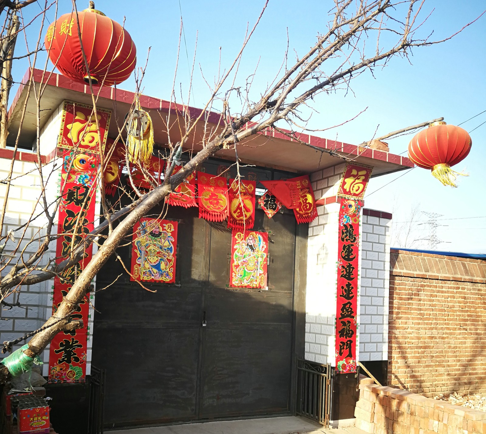 大门上的年俗,对联与挂钱