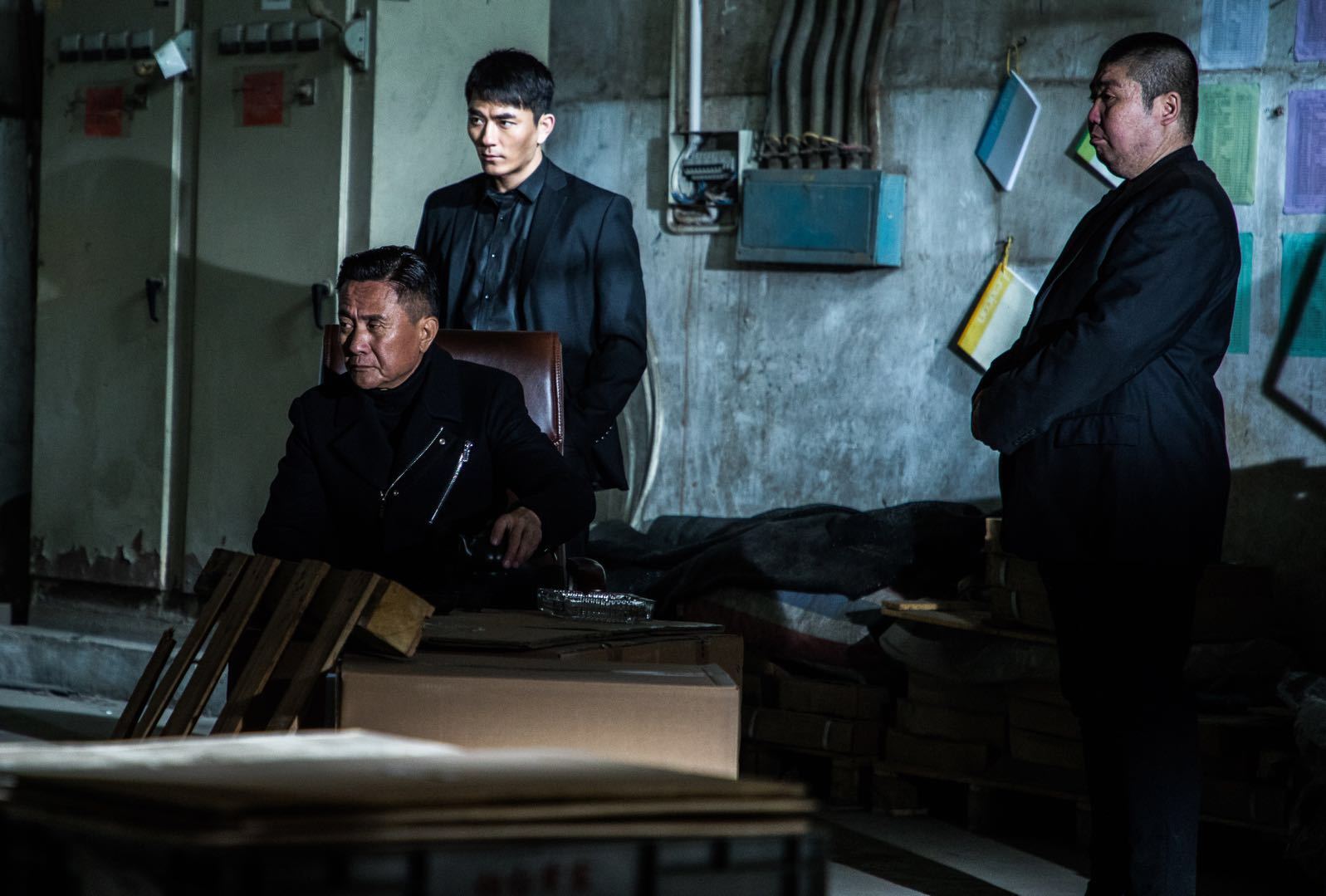 青年演员张宁江在影片中饰演卧底警察七万一角.