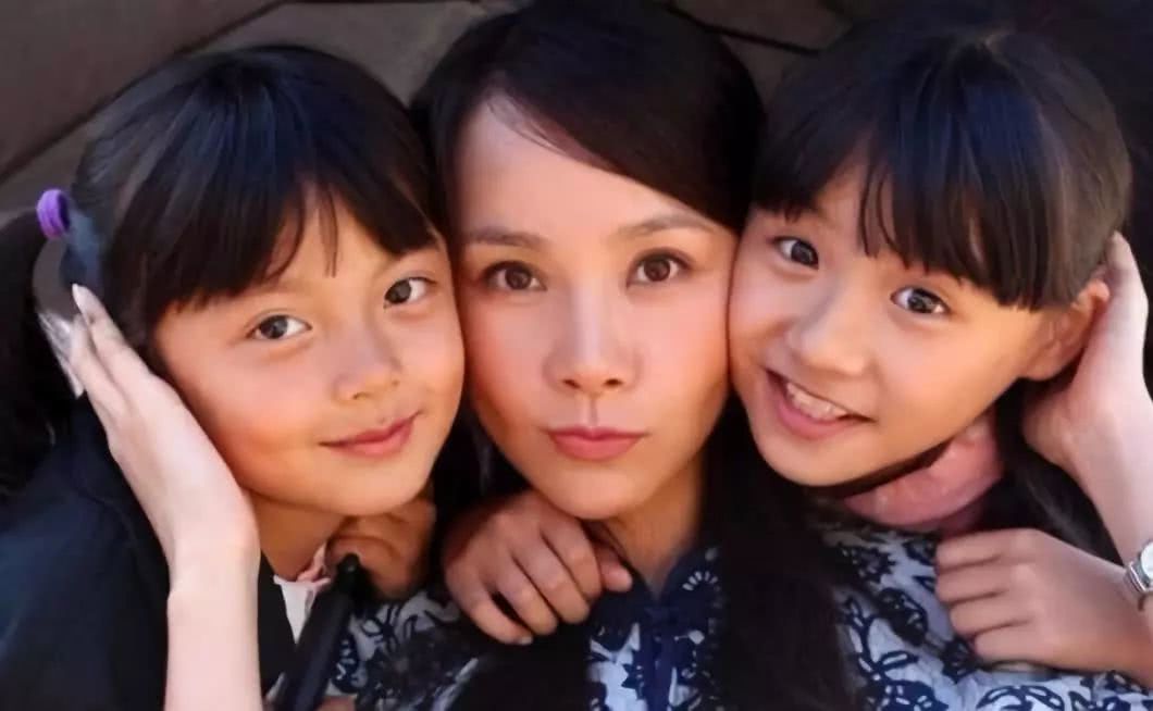 8岁的赵今麦就在何琳,王韦智主演的家庭情感剧《不能没有娘》中饰演想