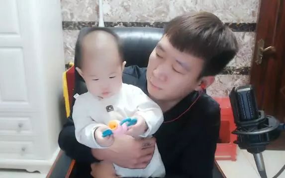 小白龙爱女出镜称要接替主播事业利哥辟谣并未收小白龙做徒弟