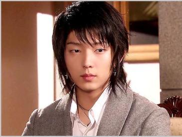 花美男鼻祖李准基曾经被赞比男人美比女人媚