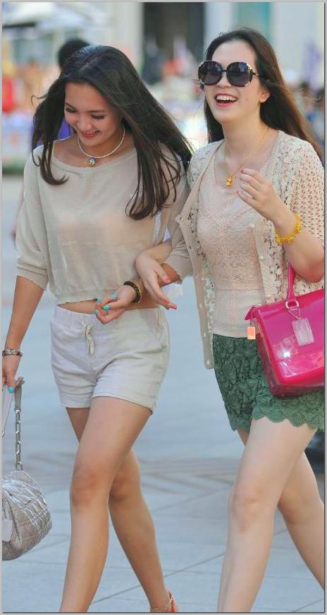 穿紧身短裤的长发美女身姿曼妙肌肤白皙很迷人