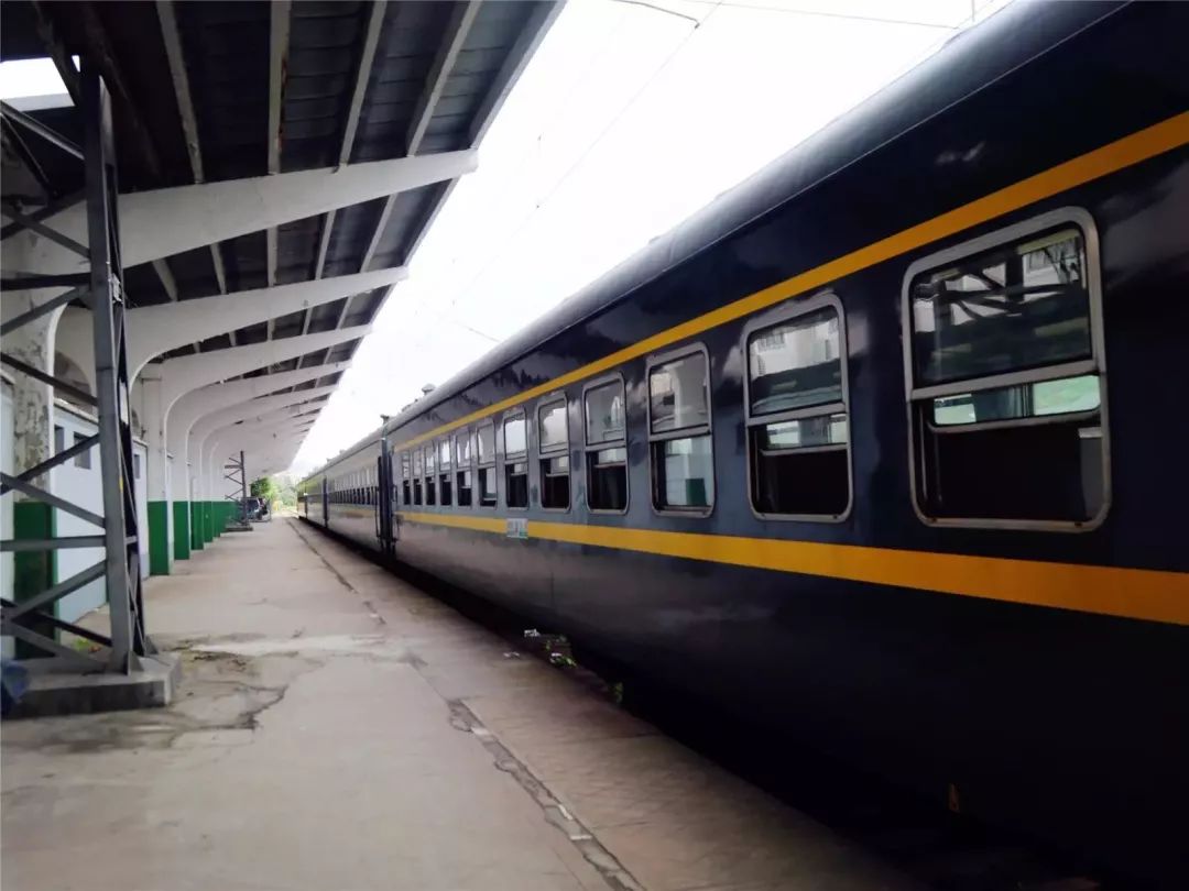 绿皮火车大概就是大多数人对于远行的最初记忆,在那个买票上车全靠挤