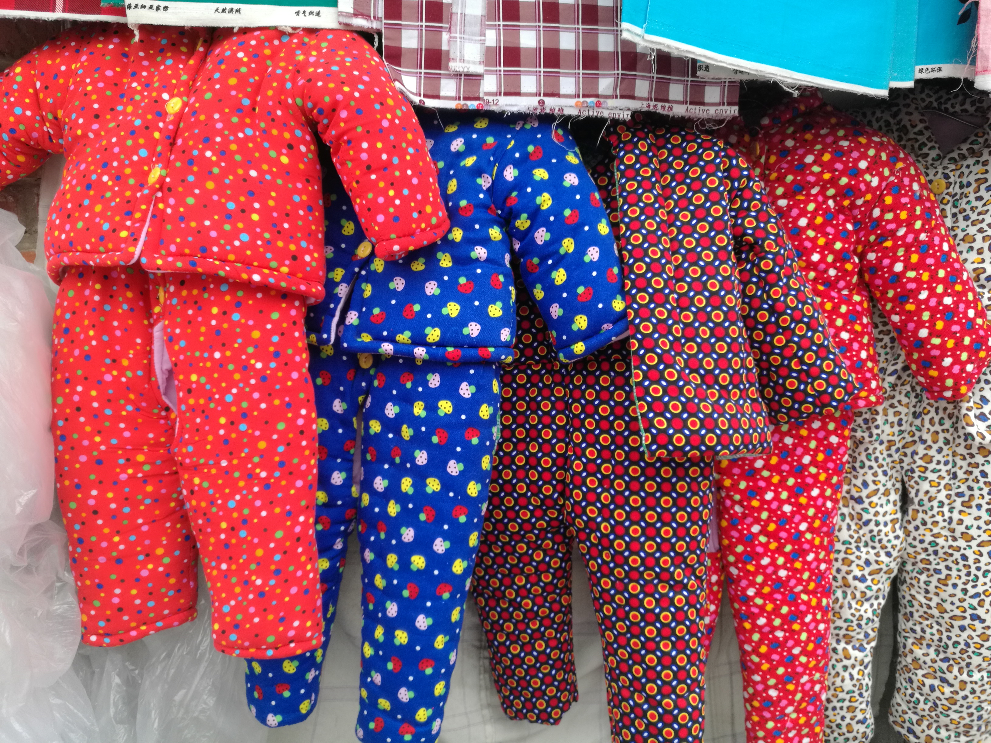 农村集市七旬老人"私人订制"受热捧 四十元一件棉衣卖到脱销