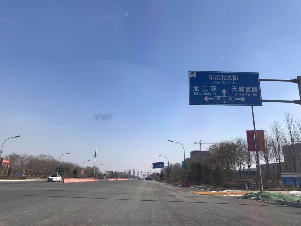 保定市七一路西延路段多个井盖凸出地面一截,道路安全引人担忧