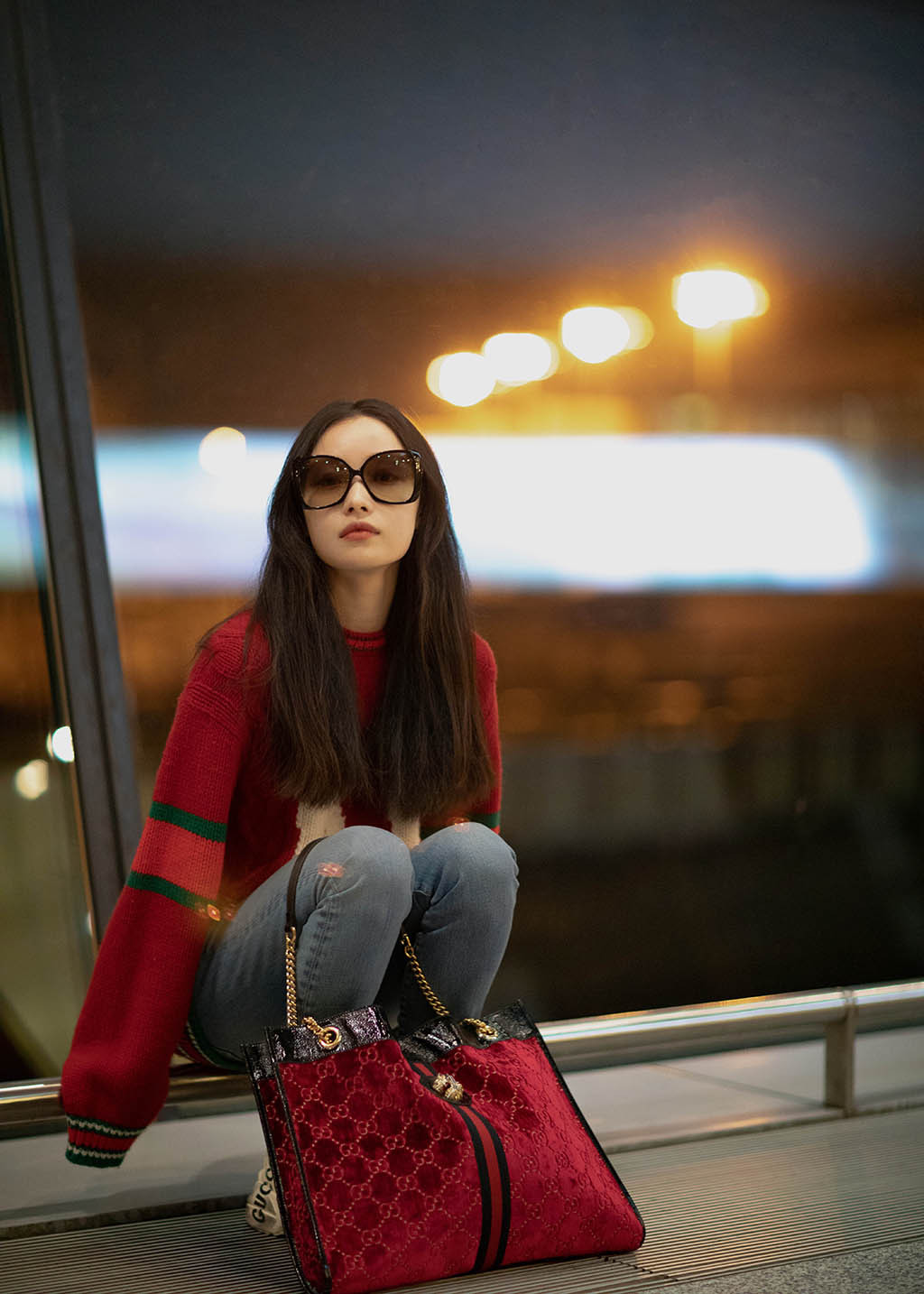 倪妮深夜现身穿牛仔裤难掩大长腿网友这鞋子是多久没洗了