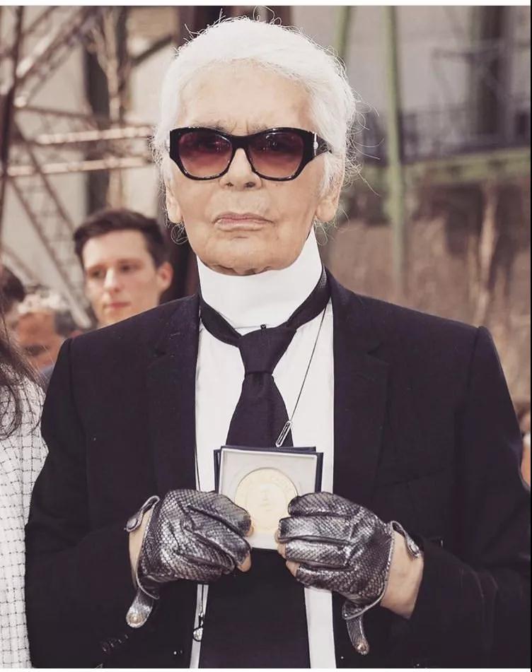 香奈儿设计师老佛爷去世享年85岁