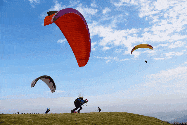 天空自古以来就是人们追逐的目标,滑翔伞运动能让你自由翱翔于山河之