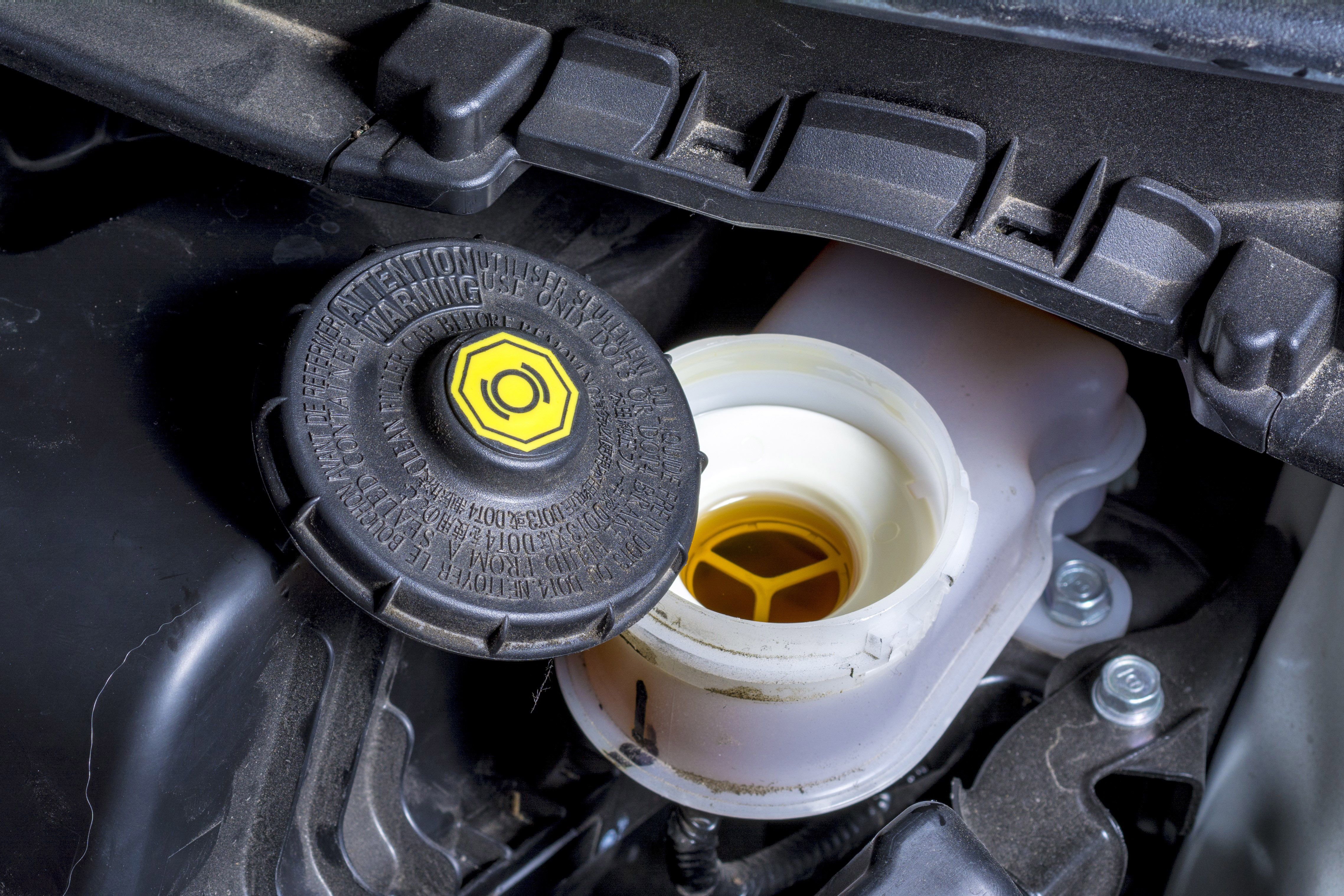 为何有人从来不换制动液?因为更换制动液是很"灵活"的__凤凰网