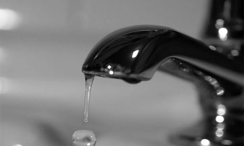 再来给大家解释一下尿滴沥是什么意思,就是尿的时候 只能一点一点的流