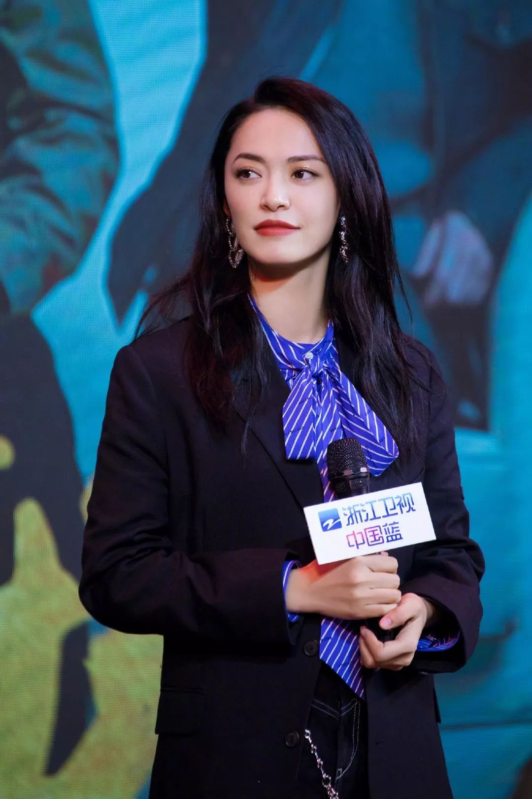 宣传新剧还秀衣品姚晨亮出职场系范本穿搭米色大衣气质好知性